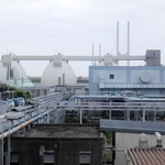 神戸市内最大量の下水を扱う東灘処理場。水色の建物で、研究のために下水を冷凍保管している＝神戸市東灘区（同市提供）