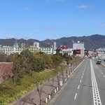 高架の高速道路が建設され、車線の拡張も予定される道路。大学キャンパス（左）の真横を通る＝神戸市中央区港島１