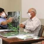 観察時の様子を説明する県立人と自然の博物館の布野隆之研究員（左から２人目）と三谷康則さん（同３人目）＝３日午後、神戸市中央区、兵庫県庁（撮影・山崎　竜）