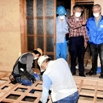 再建途上の被災家屋を視察するひょうごボランタリープラザの高橋守雄所長（右端）＝４日午前、岡山県倉敷市真備町岡田