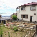 土砂崩れが起きた現場近くでは、被害を受けて解体された民家の基礎部分だけが残る＝神戸市灘区篠原台