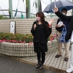校門前に花を供え、追悼の言葉を述べる参加者＝６日午前、神戸市西区美賀多台９、神戸高塚高校（撮影・吉田敦史）
