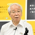 定例会見で新型コロナウイルス対策などについて発言する兵庫県の井戸敏三知事＝６日午後、兵庫県庁