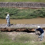 大雨により陥没したとみられる芦屋川沿いの河川敷＝８日午前１０時４５分、芦屋市公光町（撮影・風斗雅博）