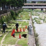 大雨により陥没したとみられる芦屋川沿いの河川敷＝８日午前１０時３８分、芦屋市公光町（撮影・風斗雅博）