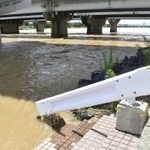 大雨の影響で増水している武庫川＝西宮市武庫川町２