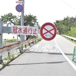 大雨の影響で冠水があったとして、通行止めされている武庫川右岸を走るアンダーパス付近の道路＝西宮市小松南町１