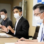 学童保育の指導員の感染を受け、会見する西宮市の石井登志郎市長（中央）＝西宮市役所