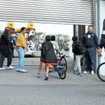 ハロウィーンの菓子をもらうため、山口組組員に総本部に招き入れられる子どもら＝２０１８年１０月３１日、神戸市灘区篠原本町４