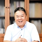 都心と里山地域の近さなど街の魅力を挙げ、「神戸市には自信と（人口減少への）危機感を持ってほしい」と話す寺崎秀俊副市長＝神戸市役所（撮影・中西幸大）