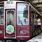 阪急神戸線１００周年を祝うファミリアのオリジナルデザインを掲げた車両＝１０日午前、神戸市中央区、阪急神戸三宮駅（撮影・秋山亮太）