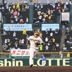 １回にソロ本塁打を放ち、ダイヤモンドを回る阪神・大山に声援を送るライトスタンドの観客＝１０日午後、西宮市の甲子園球場（撮影・飯室逸平）