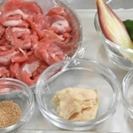 酒かすに食物繊維豊富。酒かす（写真中央手前）は不溶性食物繊維が豊富に含まれるので、便通をよくする効果が期待できる