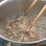 ゆで汁を生かす。豚肉のうま味成分を生かすためにゆで汁を活用する。水でも代用可