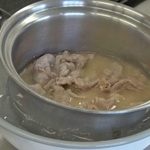 氷水で冷やしてさっぱり。みそは酒かすの味を引き立たせる。さっぱりとした豚肉は冷たい汁物に合う