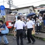 神戸電鉄が運転見合わせとなり、代替輸送のバスに列を作る人たち＝１１日午前、神戸市北区有野町唐櫃、神戸電鉄有馬口駅（撮影・鈴木雅之）