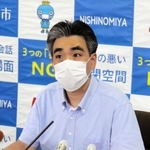 学童保育指導員の２人目の感染を受け、会見する石井登志郎市長＝１１日午前、西宮市役所