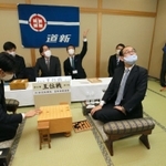 第６１期王位戦第２局を翌日に控え、対局室の明るさなどを確かめる木村一基王位（右）と藤井聡太七段＝１２日午後、札幌市、ホテルエミシア札幌