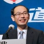 対局前日の記者会見で笑顔を見せる木村一基王位＝１２日午後、札幌市、ホテルエミシア札幌