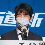 対局前日の記者会見で笑顔で答える藤井聡太七段＝１２日午後、札幌市、ホテルエミシア札幌