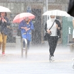 激しい雨に見舞われた神戸の市街地＝１４日午前、神戸市中央区（撮影・吉田敦史）