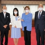 森法相（左から３人目）に要望書を手渡す兵庫県議と神戸市議＝東京都千代田区