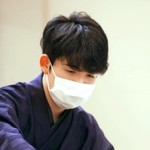 感想戦で戦いを振り返る藤井聡太七段（左）と木村一基王位＝１４日午後、札幌市、ホテルエミシア札幌