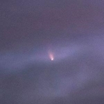 未明の空に尾を引いて輝くネオワイズ彗星＝１２日午前３時４８分、姫路市内で撮影（山名隆嗣さん提供）