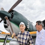 「紫電改」の模型の前で戦時中の記憶をたどる笠井智一さん（左）＝１５日午後、加西市鶉野町