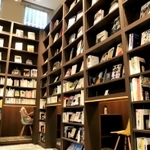 本が並ぶ書架。その場で本を読めるスペースもある＝三田市富士が丘５、寿ノ湯