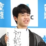 最年少タイトルを獲得し笑顔を見せる藤井聡太棋聖＝１６日午後、大阪市福島区の関西将棋会館（撮影・吉田敦史）