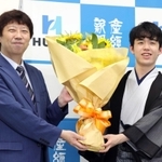 最年少でタイトルを獲得した藤井聡太棋聖（右）と師匠の杉本昌隆八段＝１６日午後、大阪市福島区の関西将棋会館（撮影・吉田敦史）