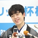 最年少でタイトルを獲得し笑顔で会見する藤井聡太棋聖＝１６日午後、大阪市福島区の関西将棋会館（撮影・吉田敦史）