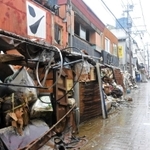 浸水被害に遭った中心市街地の商店街。店先に災害ごみが山積みになっていた＝１６日午後、熊本県人吉市紺屋町