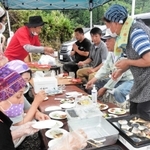 地元住民と支援者らが振る舞った炊き出し。被災者は「温かい食事は久しぶりでありがたい」と笑った＝１６日午後、熊本県人吉市中神町