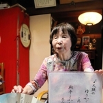 戦争で深い傷を負った夫への思いを語る荒浜悦子さん。短歌で平和を願う＝洲本市