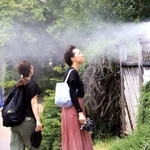 ドライミストの霧を浴びて涼む女性ら＝２０日午後、神戸市中央区波止場町