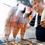 「焼き上がりが全然違う」と炭火にこだわって焼き上げられたウナギ。香りが食欲をそそる＝神戸市中央区八雲通５