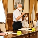 兵庫県の新型コロナウイルス感染症対策協議会会合で発言する井戸敏三知事（中央）＝神戸市内