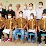 ３年の実習期間を終えた修了証を贈られたインドネシア人技能実習生＝６月２９日、兵庫県香美町香住区香住