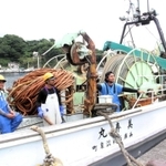 濱根秀樹さん（右端）が船長を務める漁船「美寿丸」で働くインドネシア人技能実習生たち＝兵庫県新温泉町諸寄、諸寄漁港
