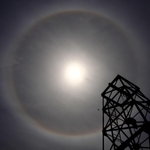 太陽の周りに現れた日暈＝２２日午後、神戸市北区有馬町、有馬温泉