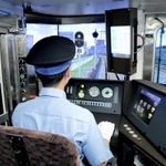 ＣＧで再現された映像を前に運転操作を確認する運転士＝大阪府吹田市、ＪＲ西日本社員研修センター