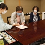 ロビーでの混雑を避け、宿泊部屋とは違う別室でチェックインする利用客＝２２日午後、神戸市北区有馬町、欽山（撮影・吉田敦史）