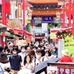 夏の４連休初日の海の日。食べ歩き客らでにぎわう南京町＝２３日午後、神戸市中央区元町通２