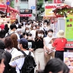 夏の４連休初日の海の日。食べ歩き客らでにぎわう南京町＝２３日午後、神戸市中央区元町通２