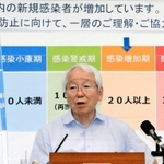 兵庫県が「感染増加期」に入ったことを受けて会見する井戸敏三知事＝２３日夜、兵庫県庁（撮影・鈴木雅之）