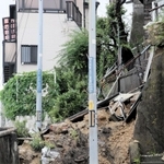住宅街の路地をふさいだ土砂＝２５日午前１０時３分、神戸市長田区大谷町３