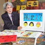 紙芝居「孫よ伝えて」を作り、空襲を語り継ぐ小林英子さん＝西宮市（撮影・秋山亮太）