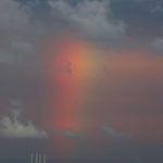 東の空に現れた太く縦に伸びる虹＝神戸市中央区東川崎町１から